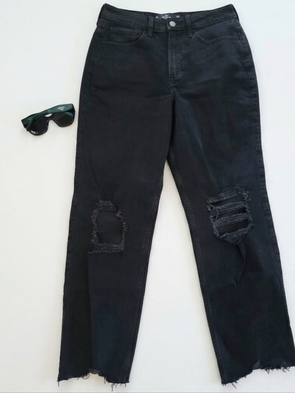 NEW! Black Distressed High-Waist Black Ripped Jeans 🌺🌺